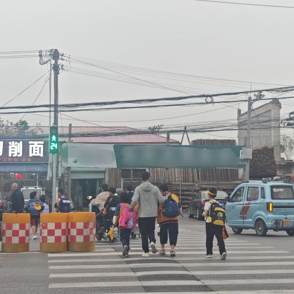 足球投注app与斑马线保执一定距离-赌足球app-赌足球app官网入口